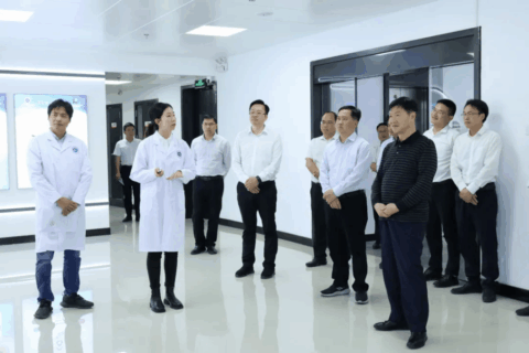 广西壮族自治区党委副书记刘小明调研巴马乡村振兴研究院