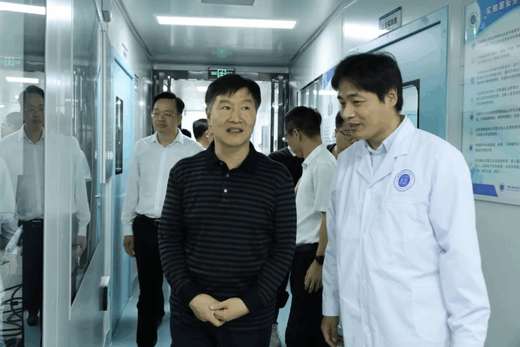 广西壮族自治区党委副书记刘小明调研巴马乡村振兴研究院