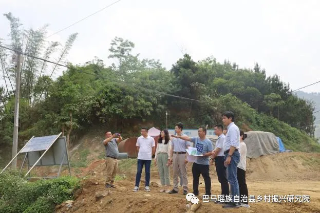中国农业科学院深圳农业基因组研究所党委副书记、副所长钱万强深入巴马乡村振兴研究院相关项目调研
