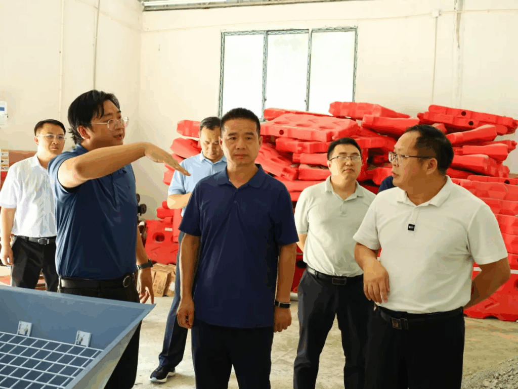 河池市委常委、副市长周元龙到巴马香猪基地调研